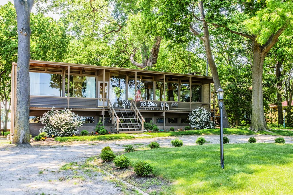 Mid Century glass house Airbnb on Lake Erie